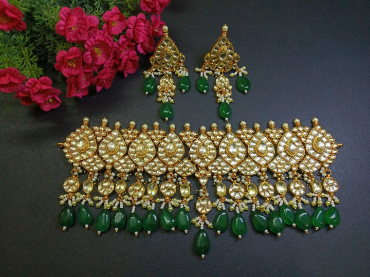 Minaki Maira Pachi Kundan Set