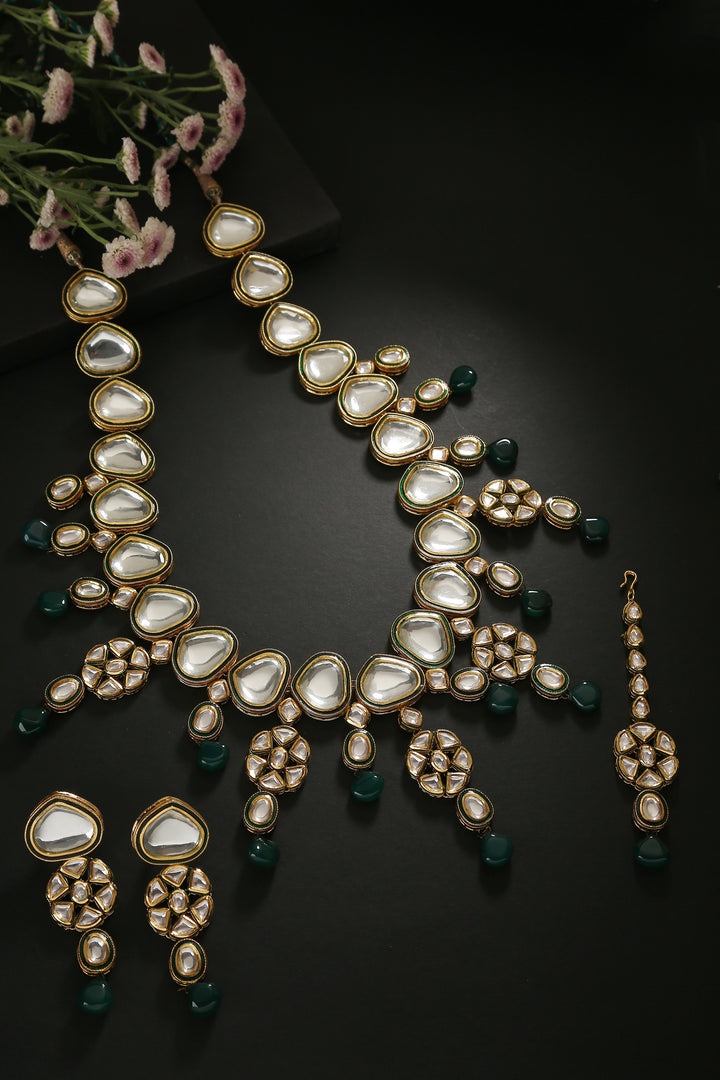 Minaki Priyasi Kundan Set